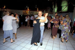 adultos-mayores-bailando
