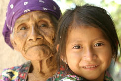 niña-sonriendo-adulta-mayor