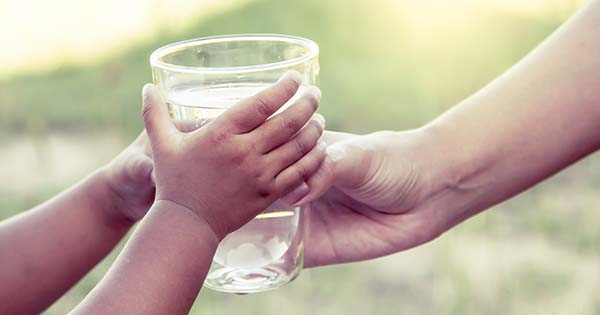 Beber agua: fuente de salud física y mental