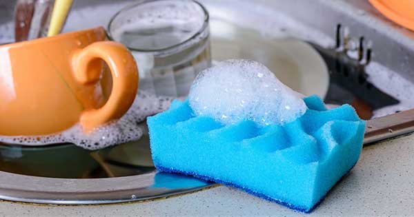 Esta es la forma correcta de desinfectar la esponja para lavar platos  después de su uso