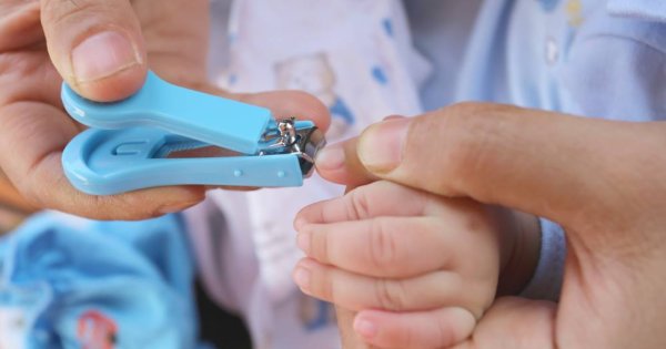 Esta lima de uñas para bebés consigue recortarlas de manera segura y no  daña las cutículas