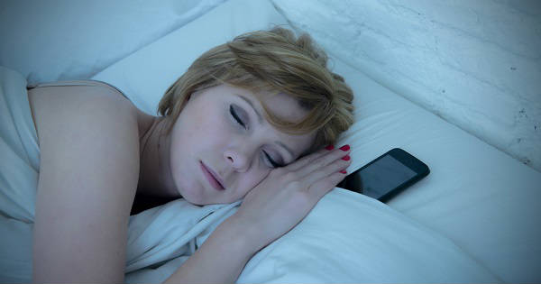 Por qué no debes dormir con tu celular a un lado? - ClikiSalud.net |  Fundación Carlos Slim