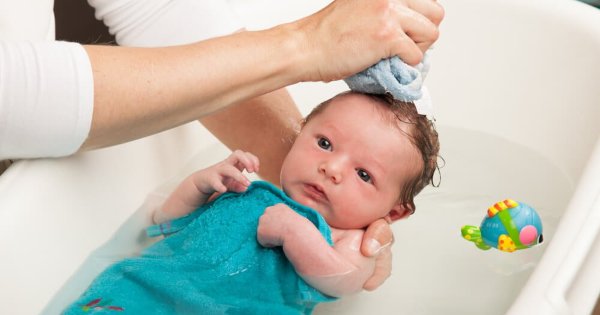 Descubre cómo bañar a tu bebé de una manera suave y segura.