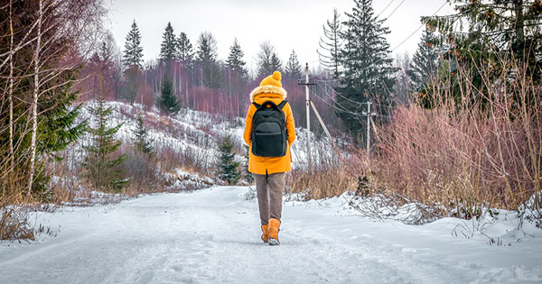 5 consejos para hacer senderismo de forma segura en el clima frío 