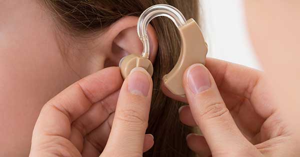 4 beneficios a la salud de los auxiliares auditivos 