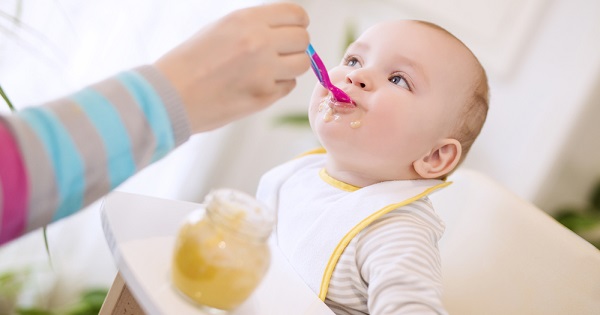 10 consejos de alimentación para bebés de 6 a 12 meses de edad 