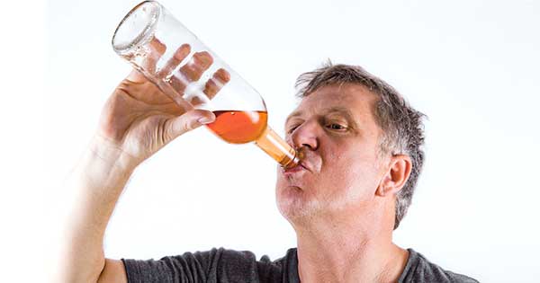 Beber alcohol y cómo incrementa los niveles de bacterias peligrosas en la  boca