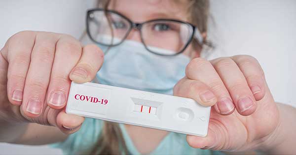 Qué debes hacer si tu hijo da positivo para COVID-19?