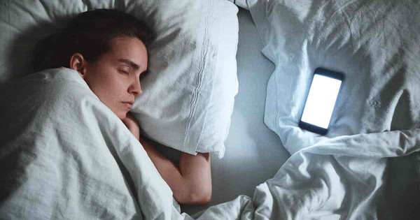 Dormir cerca de tu celular, ¿cómo afecta tu descanso? - ClikiSalud.net |  Fundación Carlos Slim