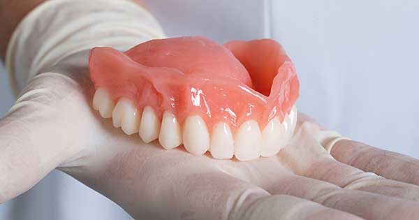 Las dentaduras postizas o los dientes postizos realizados sobre la