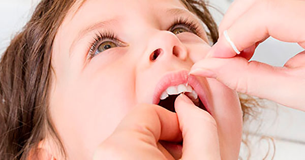 Cómo y cuándo utilizar hilo dental en los bebés y niños pequeños?
