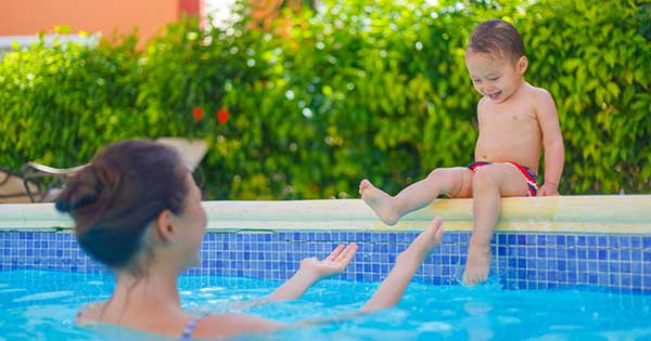 El éxito del calcetín de agua para evitar cortes en la piscina: “Tendemos a  sobreproteger al niño