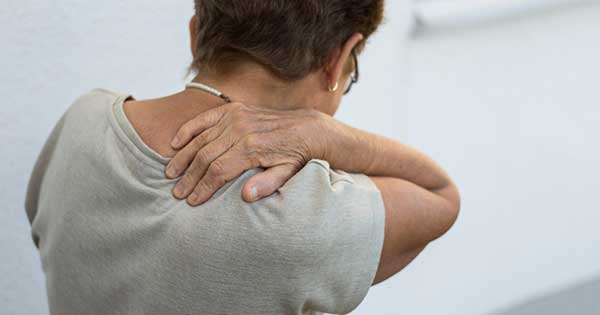 Uso excesivo de músculos, ¿cuál es su papel en el dolor de espalda alta?